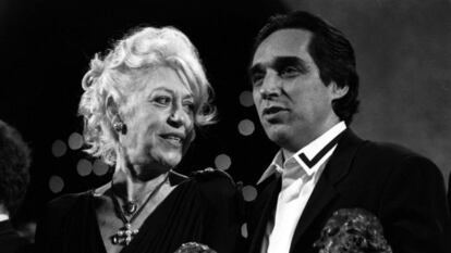 Pilar Bardem y Agustín Díaz Yanes, portando sendos goyas por la película 'Nadie hablará de nosotras cuando hayamos muerto'.