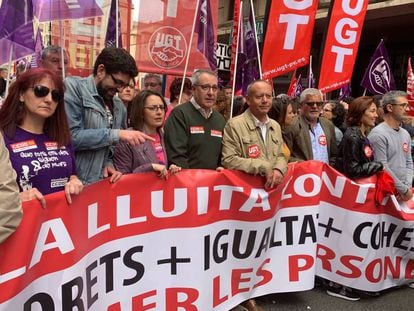 La manifestación convocada por UGT-PV y CC OO-PV en Valencia a punto de salir de la plaza de San Agustín.