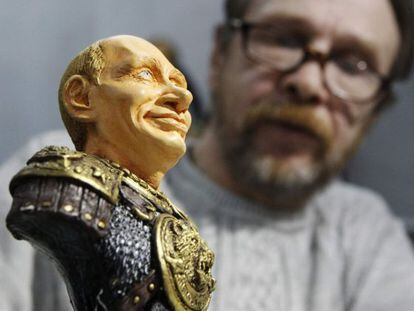 Un artesano ruso con una figura de Putin.
