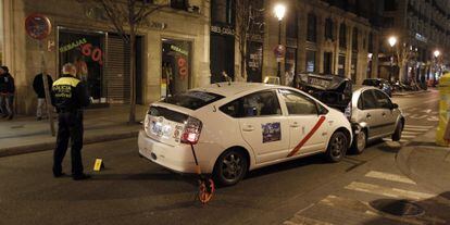 Un polic&iacute;a inspecciona la zona del accidente mortal donde un taxista atropell&oacute; en 2013 a tres personas en la calle Atocha, en Madrid. 
