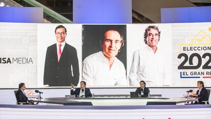 Los tres candidatos en el debate de Prisa Media: Gustavo Petro, Roberto Pombo (presentador), Federico Gutiérrez y Sergio Fajardo.