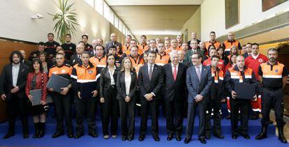 Las autoridades, en el centro, con representantes de los colectivos condecorados