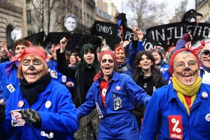 Protesta en París este martes por la reforma de las pensiones impulsada por Emmanuel Macron.