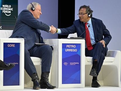 El exvicepresidente de Estados Unidos, Al Gore, junto al Presidente de Colombia, Gustavo Petro, en el Foro Económico Mundial, en Davos, Suiza, el 18 de enero de 2023.