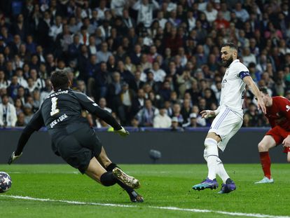 Karim Benzema marca ante Alisson el primer gol del partido.