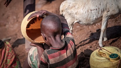 Niño bebiendo agua sucia durante la sequía en Turkana (Kenia) el 18 de febrero.
