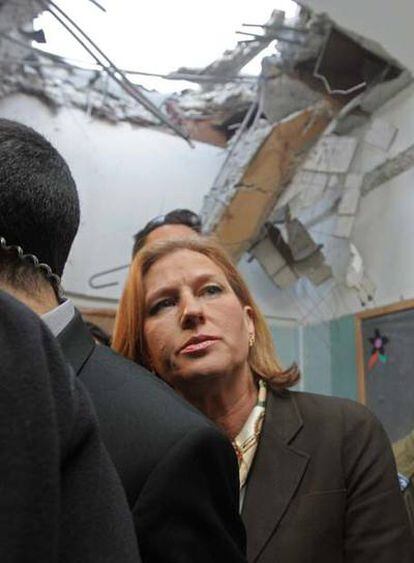 Tzipi Livni observa daños causados por cohetes de Hamás en Beersheba.