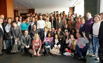 Foto de familia de los escritores en el hotel Regina de Barcelona.