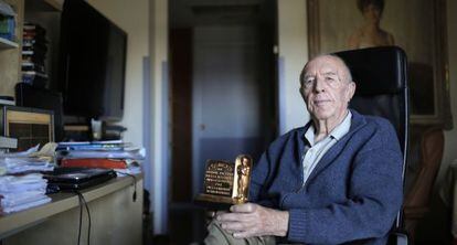 Juan de la Cierva sostiene su Oscar de Hollywood en la habitación de la residencia donde vive.