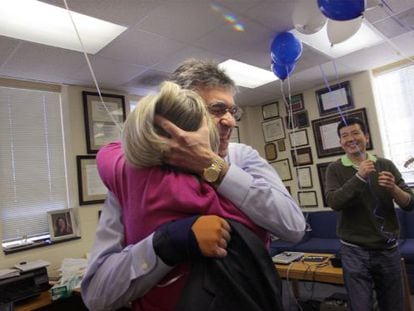 Robert Lekowitz abraza a su ayudante desde hace 35 años, Donna Addison.