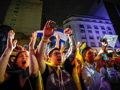 Simpatizantes del candidato presidencial Javier Milei asisten a un acto tras conocerse los resultados de la primera vuelta de las elecciones argentinas.