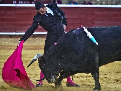 El diestro Jos&eacute; Mar&iacute;a Manzanares, durante la segunda corrida de la Feria de Colombinas, en Huelva.