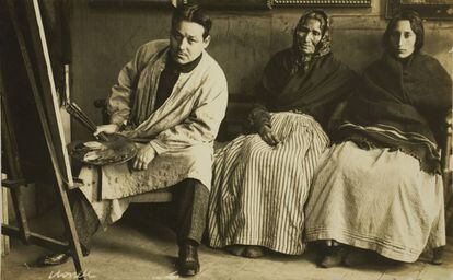 Isidre Nonell y dos gitanas en su estudio en una imagen de Francesc Serra.