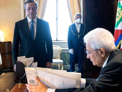 Mattarella firma un documento tras su encuentro con Draghi.