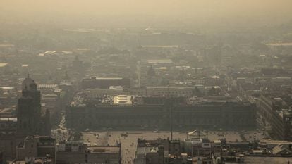 El zócalo de Ciudad de México bajo la contaminación. 