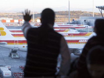 Aviones de Iberia en la T-4 del aeropuerto de Barajas.