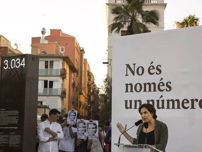 Ada Colau en la apertura del ‘contador de la vergüenza’ en Barcelona en julio de 2016.