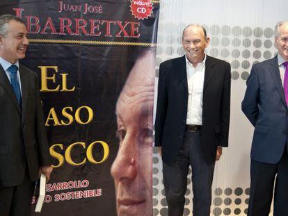 Ibarretxe, flanqueado por Urkullu (a la izquierda) y el expresidente del Paralamento, Juan María Atutxa, en la presentación de su libro.
