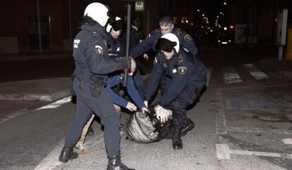 La policía durante la intervención al final de la manifestación en apoyo a Gamonal de Alicante.