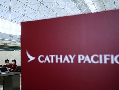 FILE PHOTO: FILE PHOTO: Cathay Pacific employees work at Hong Kong International Airport, in Hong Kong, China March 8, 2023. REUTERS/Lam Yik/File Photo/File Photo