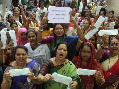 Protesta en Mumbai contra el impuesto a las compresas.
