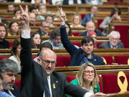 Diputats de JxCat i d'ERC votant aquest dijous al Parlament.