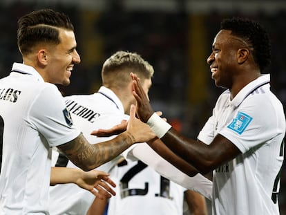 Dani Ceballos y Vinicius celebran el quinto gol del Real Madrid al Al-Hilal.