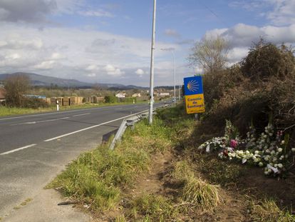 Flores dejadas en el lugar donde se produjo la embestida al coche de Jéssica Méndez, de 29 años, en la localidad pontevedresa de Barro, el 22 de marzo de 2021.