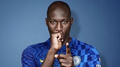 El delantero belga del Inter de Milán Romelu Lukaku ha fichado por el Chelsea inglés, donde ya jugó entre 2011 y 2014, para los próximos cinco años, convirtiéndose en el futbolista que más dinero ha movido en traspasos a lo largo de la historia.