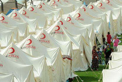 Supervivientes del terremoto se cobijan en las tiendas de campaña del campamento de la Media Luna Roja en Ercis.