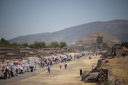 Tourists on the Avenue of the Dead, while waiting for the celebration of the Spring Equinox, on March 21.