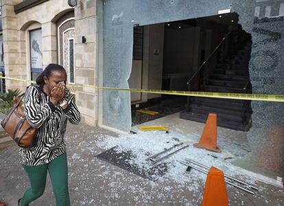 Una mujer pasa por delante del hotel atacado.