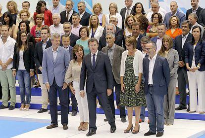 Feijóo, en el centro, ayer junto al resto de candidatos del PP, en Santiago.