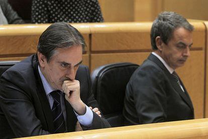 Gómez (izquierda) junto al presidente Rodríguez Zapatero en una sesión en el Senado.