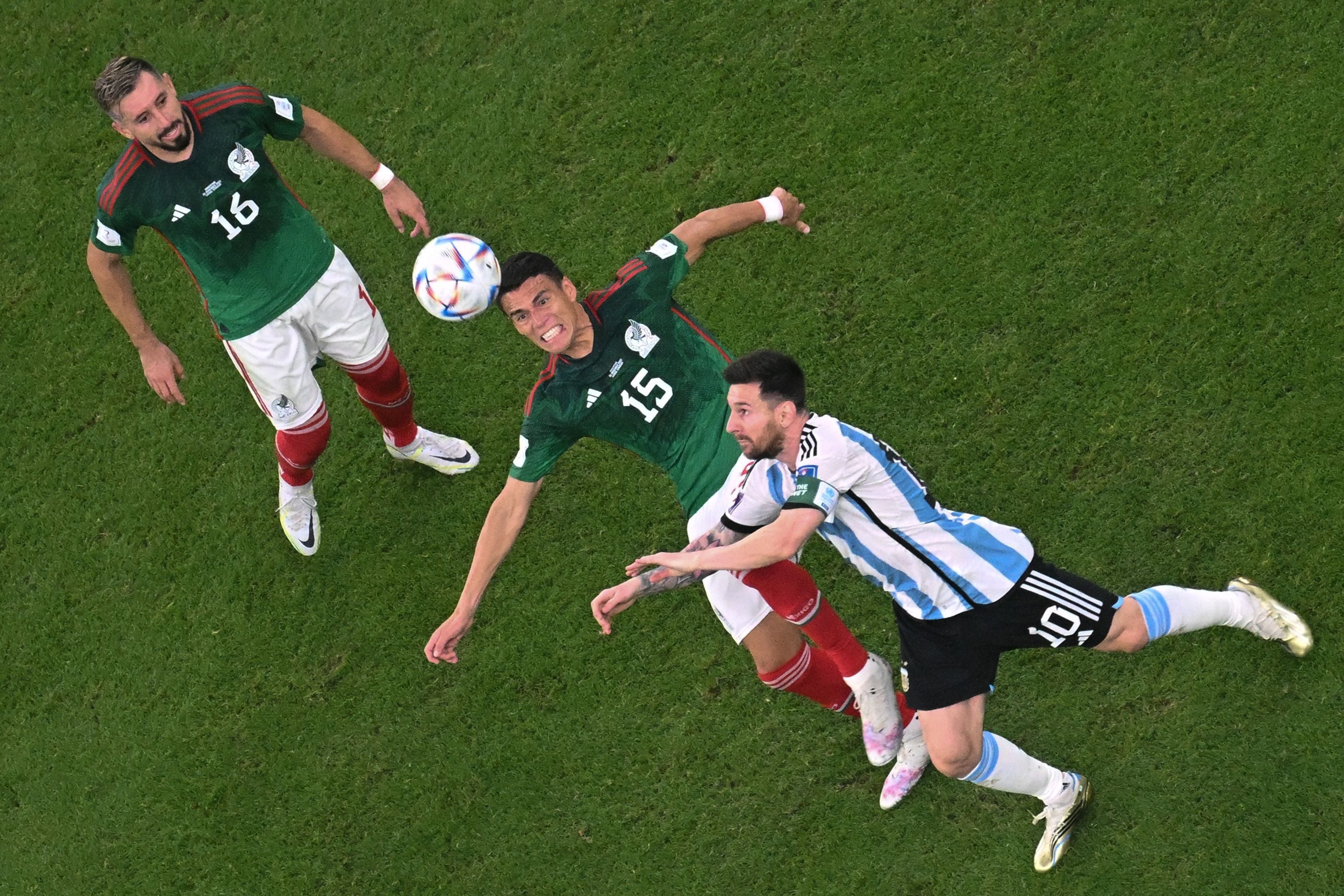 Lionel Messi pugna por el balón con los centrocampistas mexicanos.