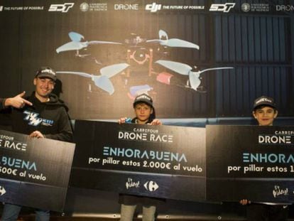 En el centro, el campeón Erick Carratalá sujeta el primer premio después de vencer en la primera edición de la 'Carrefour Drone Race'.
