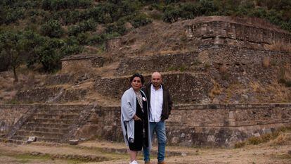 Monserrat Barragán y su hijo Alejandro Aldana, en Huapalcalco, este lunes.