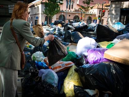 Una mujer deja una bolsa en un montón de basura, el pasado 3 de mayo de 2023, en Figueres.