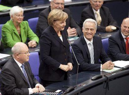 La canciller alemana, Angela Merkel, se dirige al Parlamento tras ser reelegida.