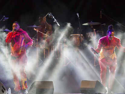 La banda colombiana &quot;Systema Solar&quot;, renovadores de la m&uacute;sica tradicional de su pa&iacute;s, durante el concierto que ofrecieron en La Mar de M&uacute;sicas. 