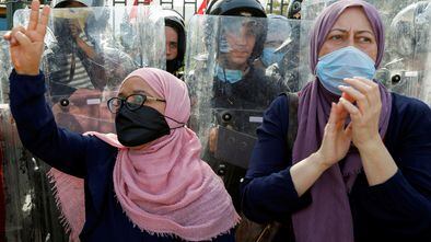 Policías vigilan seguidores del partido islamista Ennahda delante del parlamento tunecino el 26 de julio. En vídeo, claves de la crisis en Túnez.