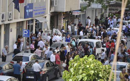 Habitantes de Esmirna, Turquía, han salido a la calle al sentir la sacudida.