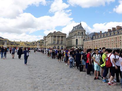 Un grupo de turistas hace cola a la entrada del Palacio de Versalles, en julio de 2017.