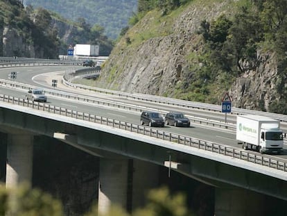 Tramo de una autopista de peaje AP-68.