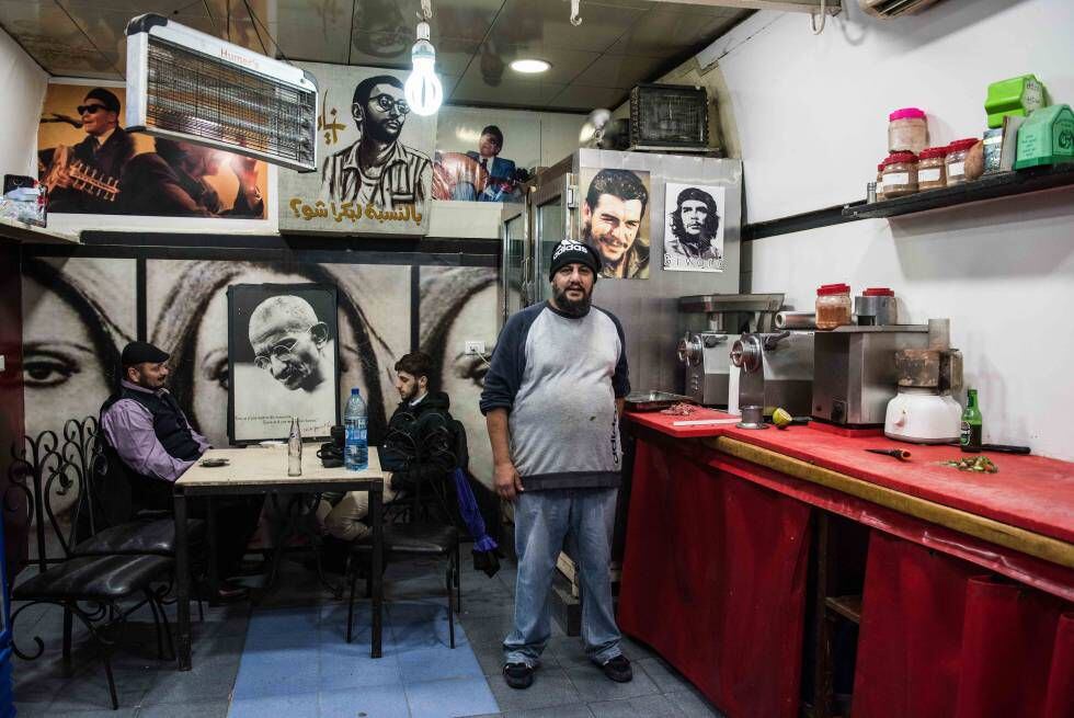 Husein (45) en el café que regenta en el popular barrio de Al Janda de Beirut y feudo del partido Amal