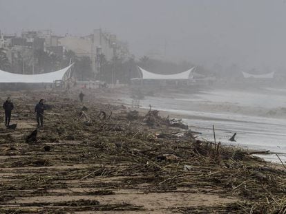 Estado en el que ha quedado la playa de Calella, en la provincia de Barcelona, tras el temporal Gloria. 