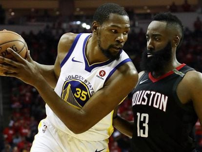 Harden trata de frenar a Kevin Durant.
 .