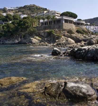 Fundado a principios de los años sesenta, este hotel de edificio racionalista encaramado en un promotorio rocoso sobre la playa de la Almadraba es un clásico de la Costa Brava catalana.