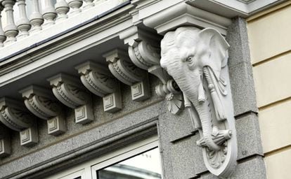 M&eacute;nsula con forma de cabeza de elefante en la fachada de la sede del Consejo General del Poder Judicial.