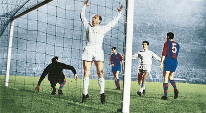 Di Stéfano celebra el 1-0 de la primera eliminatoria de la Copa de Europa que enfrentó a Barcelona y Real Madrid, en la temporada 1959-60, mientras su compañero Herrera acude a abrazarle tras el gol.